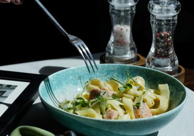 Фетучини с лососем, брокколи и соусом "Песто"