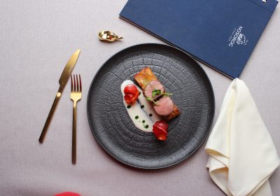 Свинина с картофельным гратеном и соусом "Блю-чиз"
